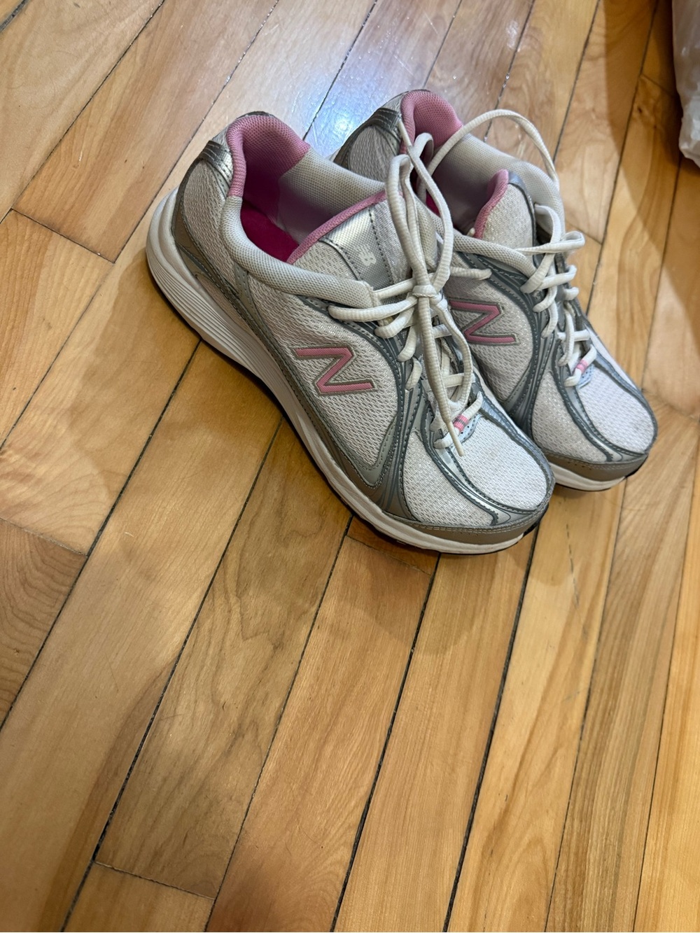 New Balance Women's White and Pink Athletic Walking Shoes